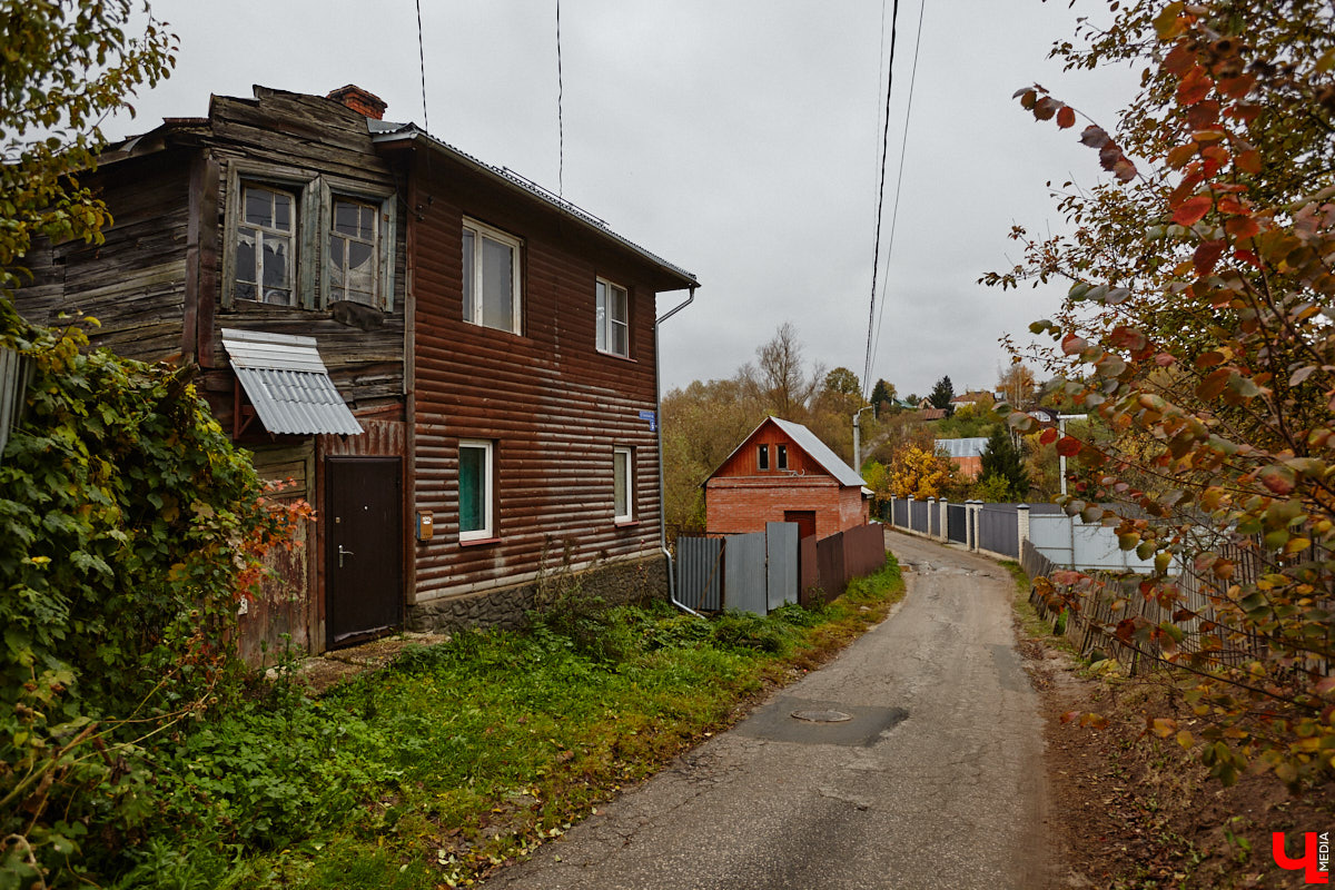 Юго-восточнее Московской заставы, в так называемой Лохани, еще в конце XVI — начале XVII века во избежание городского пожара поселили гончаров, делавших кирпич для «государева строения»: военных крепостей, казенных зданий, позже — посадских церквей. Спустя столетия только названия улиц и переулков в районе владимирского стадиона «Торпедо» напоминают о существовавшей там когда-то Гончарной слободе.