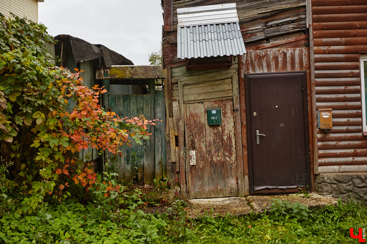 Юго-восточнее Московской заставы, в так называемой Лохани, еще в конце XVI — начале XVII века во избежание городского пожара поселили гончаров, делавших кирпич для «государева строения»: военных крепостей, казенных зданий, позже — посадских церквей. Спустя столетия только названия улиц и переулков в районе владимирского стадиона «Торпедо» напоминают о существовавшей там когда-то Гончарной слободе.