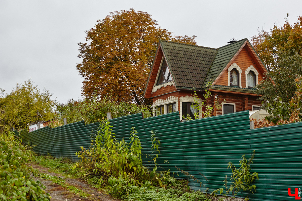 Юго-восточнее Московской заставы, в так называемой Лохани, еще в конце XVI — начале XVII века во избежание городского пожара поселили гончаров, делавших кирпич для «государева строения»: военных крепостей, казенных зданий, позже — посадских церквей. Спустя столетия только названия улиц и переулков в районе владимирского стадиона «Торпедо» напоминают о существовавшей там когда-то Гончарной слободе.