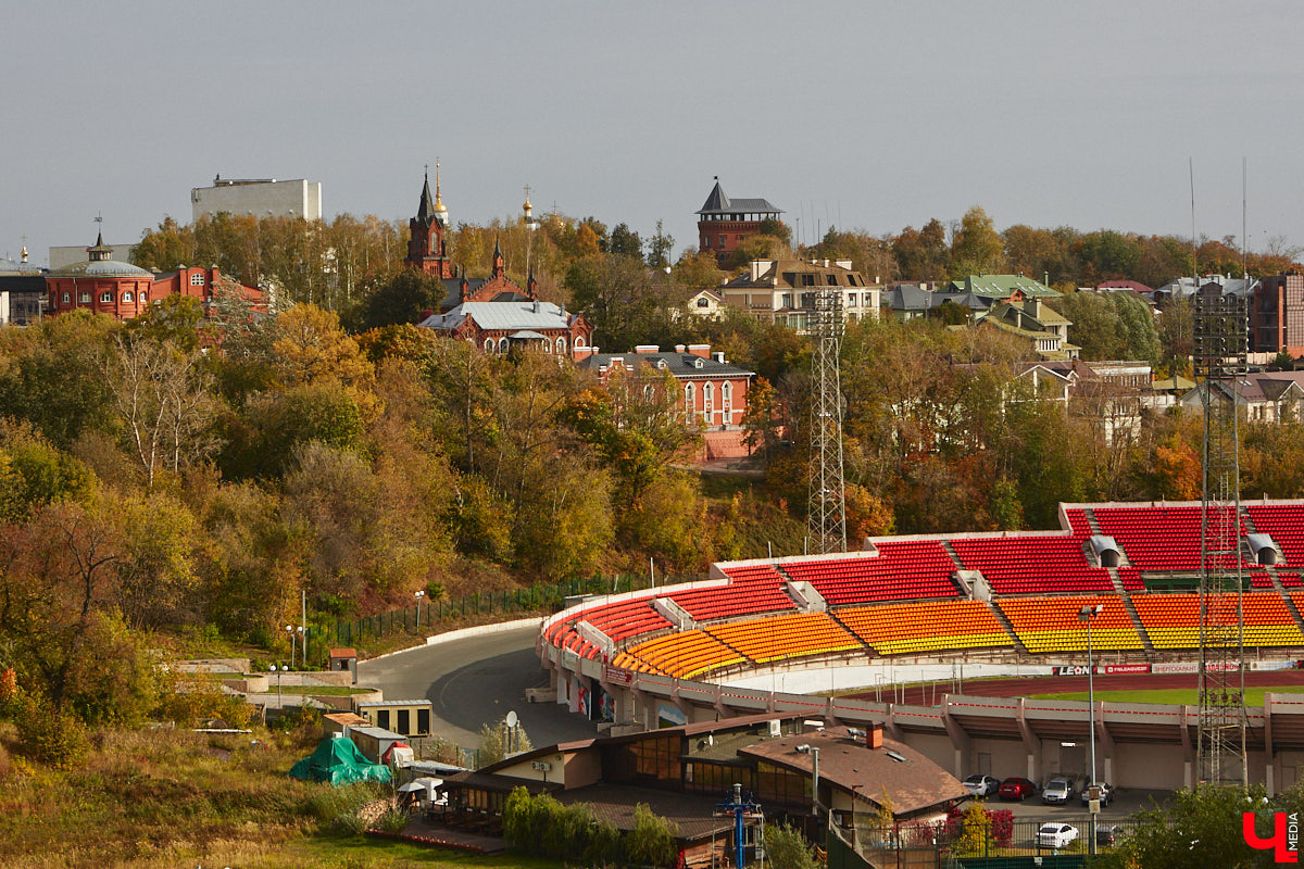 Юго-восточнее Московской заставы, в так называемой Лохани, еще в конце XVI — начале XVII века во избежание городского пожара поселили гончаров, делавших кирпич для «государева строения»: военных крепостей, казенных зданий, позже — посадских церквей. Спустя столетия только названия улиц и переулков в районе владимирского стадиона «Торпедо» напоминают о существовавшей там когда-то Гончарной слободе.