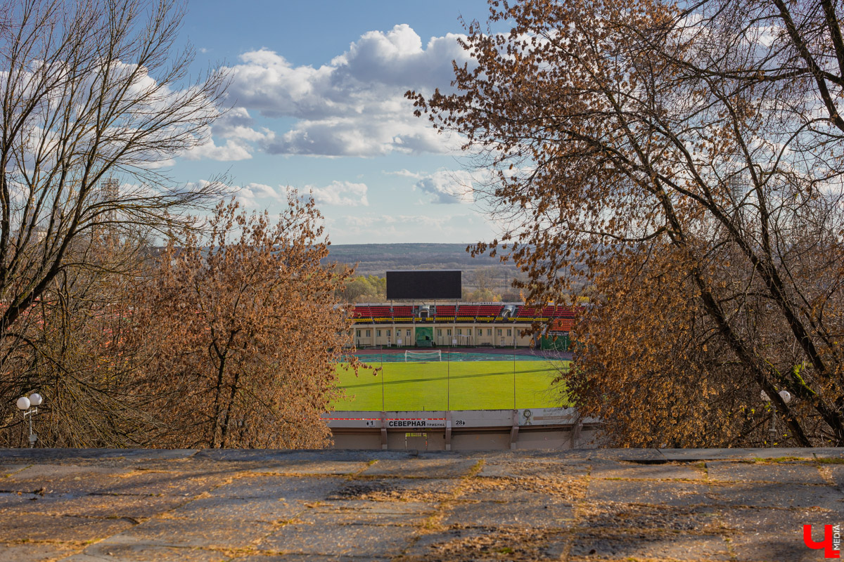 Юго-восточнее Московской заставы, в так называемой Лохани, еще в конце XVI — начале XVII века во избежание городского пожара поселили гончаров, делавших кирпич для «государева строения»: военных крепостей, казенных зданий, позже — посадских церквей. Спустя столетия только названия улиц и переулков в районе владимирского стадиона «Торпедо» напоминают о существовавшей там когда-то Гончарной слободе.