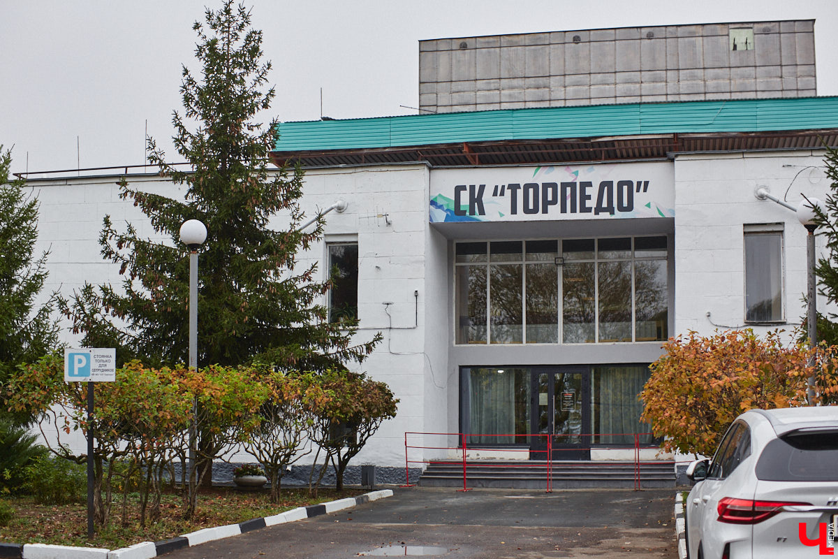 Юго-восточнее Московской заставы, в так называемой Лохани, еще в конце XVI — начале XVII века во избежание городского пожара поселили гончаров, делавших кирпич для «государева строения»: военных крепостей, казенных зданий, позже — посадских церквей. Спустя столетия только названия улиц и переулков в районе владимирского стадиона «Торпедо» напоминают о существовавшей там когда-то Гончарной слободе.