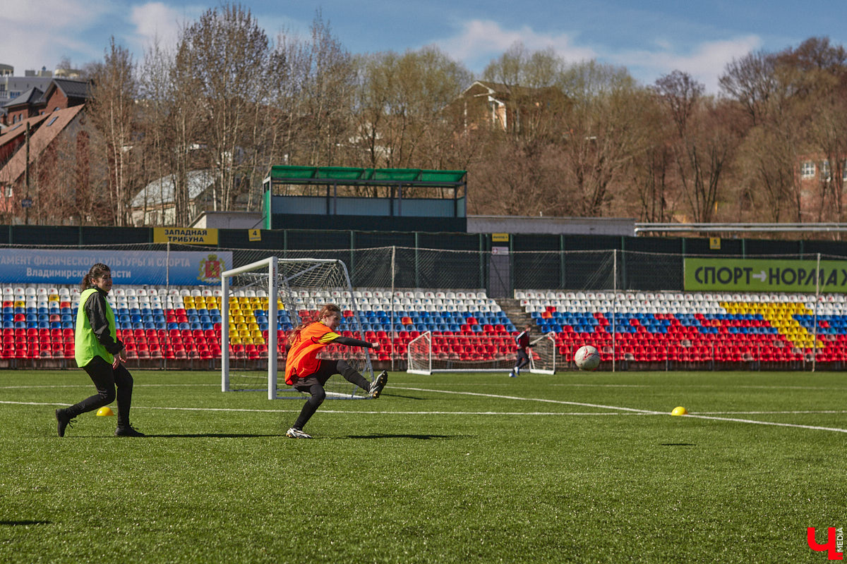 Юго-восточнее Московской заставы, в так называемой Лохани, еще в конце XVI — начале XVII века во избежание городского пожара поселили гончаров, делавших кирпич для «государева строения»: военных крепостей, казенных зданий, позже — посадских церквей. Спустя столетия только названия улиц и переулков в районе владимирского стадиона «Торпедо» напоминают о существовавшей там когда-то Гончарной слободе.