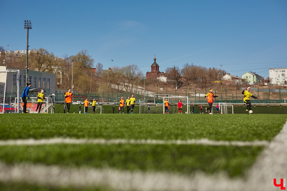 Юго-восточнее Московской заставы, в так называемой Лохани, еще в конце XVI — начале XVII века во избежание городского пожара поселили гончаров, делавших кирпич для «государева строения»: военных крепостей, казенных зданий, позже — посадских церквей. Спустя столетия только названия улиц и переулков в районе владимирского стадиона «Торпедо» напоминают о существовавшей там когда-то Гончарной слободе.