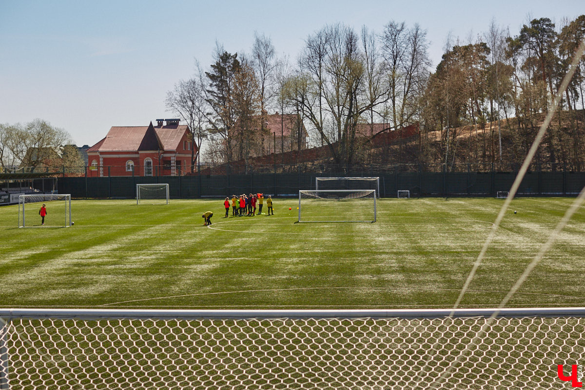 Юго-восточнее Московской заставы, в так называемой Лохани, еще в конце XVI — начале XVII века во избежание городского пожара поселили гончаров, делавших кирпич для «государева строения»: военных крепостей, казенных зданий, позже — посадских церквей. Спустя столетия только названия улиц и переулков в районе владимирского стадиона «Торпедо» напоминают о существовавшей там когда-то Гончарной слободе.