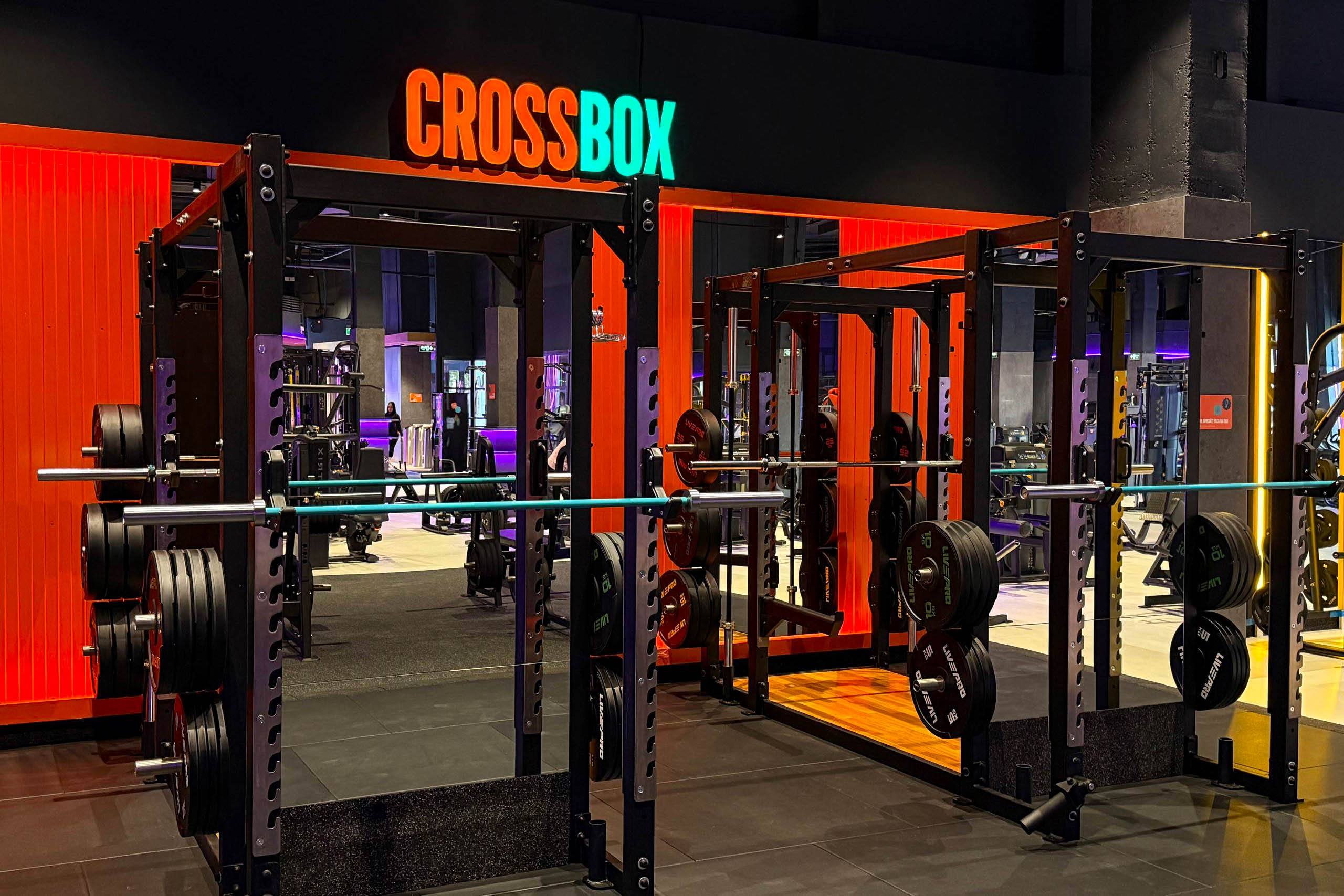 Фитнес-клуб в торговом центре — звучит интересно, согласитесь? В Ленинском районе в таком формате начало работу новое пространство DDX Fitness. Спортивная локация площадью 1500 квадратных метров стала 125-й по счету в России и первой в нашем регионе.