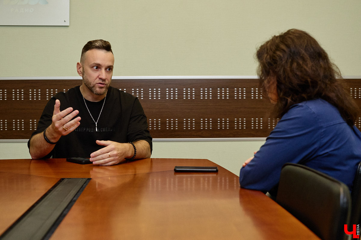 No Hopes, он же Александр Горбатюк, — диджей и музыкальный продюсер, ранее известный на мировой электронной сцене как Саня Шелест. Его треки звучат в клубах и на радиостанциях по всей планете, они появлялись в сетах Armin Van Buuren и Don Diablo. Спустя почти 10 лет с последнего интервью у «Ключ-Медиа» появилась возможность вновь с глазу на глаз пообщаться со звездой.