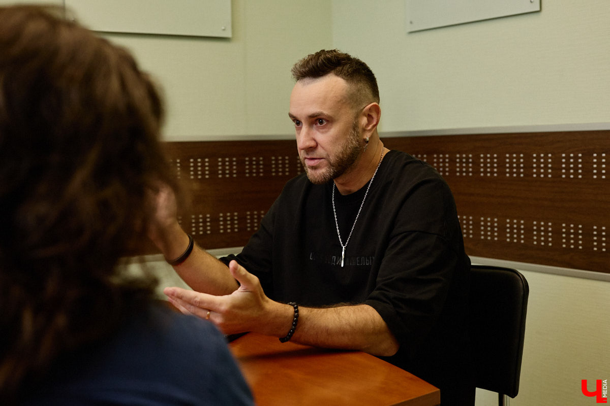 No Hopes, он же Александр Горбатюк, — диджей и музыкальный продюсер, ранее известный на мировой электронной сцене как Саня Шелест. Его треки звучат в клубах и на радиостанциях по всей планете, они появлялись в сетах Armin Van Buuren и Don Diablo. Спустя почти 10 лет с последнего интервью у «Ключ-Медиа» появилась возможность вновь с глазу на глаз пообщаться со звездой.