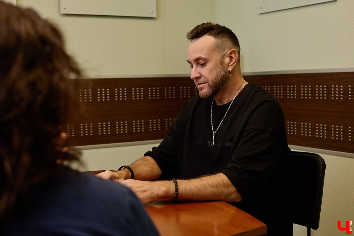 No Hopes, он же Александр Горбатюк, — диджей и музыкальный продюсер, ранее известный на мировой электронной сцене как Саня Шелест. Его треки звучат в клубах и на радиостанциях по всей планете, они появлялись в сетах Armin Van Buuren и Don Diablo. Спустя почти 10 лет с последнего интервью у «Ключ-Медиа» появилась возможность вновь с глазу на глаз пообщаться со звездой.