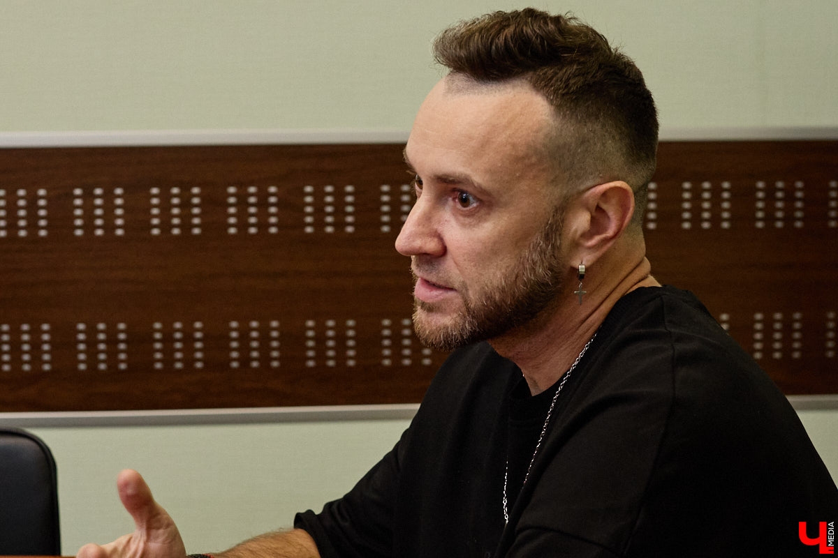 No Hopes, он же Александр Горбатюк, — диджей и музыкальный продюсер, ранее известный на мировой электронной сцене как Саня Шелест. Его треки звучат в клубах и на радиостанциях по всей планете, они появлялись в сетах Armin Van Buuren и Don Diablo. Спустя почти 10 лет с последнего интервью у «Ключ-Медиа» появилась возможность вновь с глазу на глаз пообщаться со звездой.