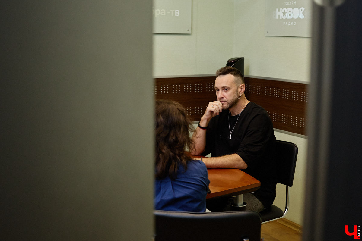 No Hopes, он же Александр Горбатюк, — диджей и музыкальный продюсер, ранее известный на мировой электронной сцене как Саня Шелест. Его треки звучат в клубах и на радиостанциях по всей планете, они появлялись в сетах Armin Van Buuren и Don Diablo. Спустя почти 10 лет с последнего интервью у «Ключ-Медиа» появилась возможность вновь с глазу на глаз пообщаться со звездой.