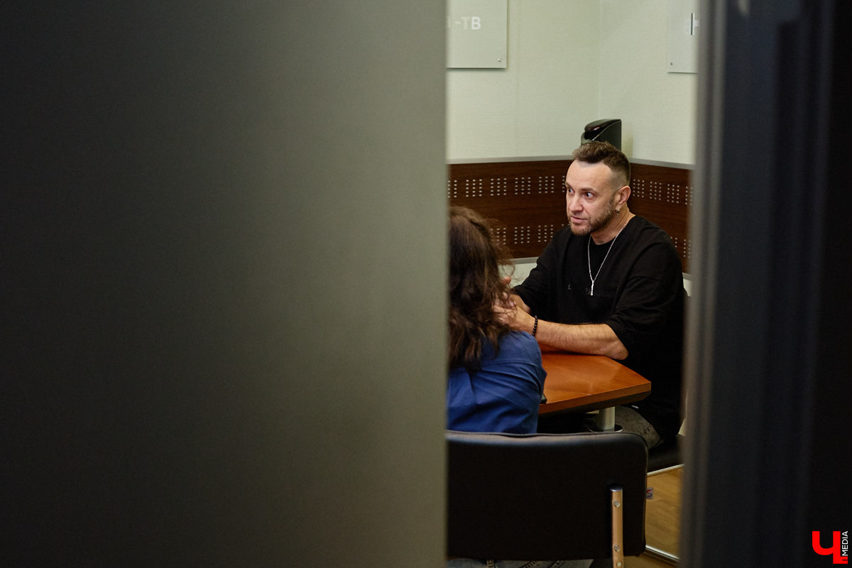 No Hopes, он же Александр Горбатюк, — диджей и музыкальный продюсер, ранее известный на мировой электронной сцене как Саня Шелест. Его треки звучат в клубах и на радиостанциях по всей планете, они появлялись в сетах Armin Van Buuren и Don Diablo. Спустя почти 10 лет с последнего интервью у «Ключ-Медиа» появилась возможность вновь с глазу на глаз пообщаться со звездой.