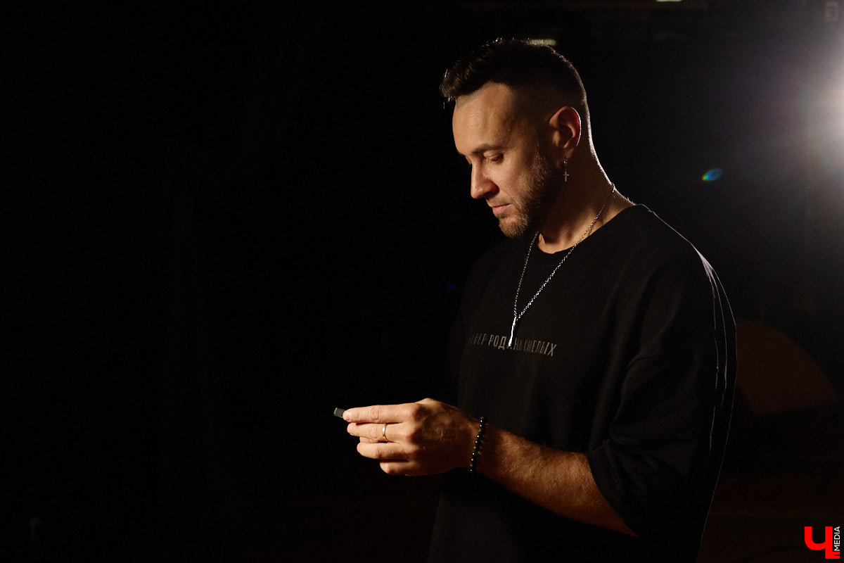 No Hopes, он же Александр Горбатюк, — диджей и музыкальный продюсер, ранее известный на мировой электронной сцене как Саня Шелест. Его треки звучат в клубах и на радиостанциях по всей планете, они появлялись в сетах Armin Van Buuren и Don Diablo. Спустя почти 10 лет с последнего интервью у «Ключ-Медиа» появилась возможность вновь с глазу на глаз пообщаться со звездой.