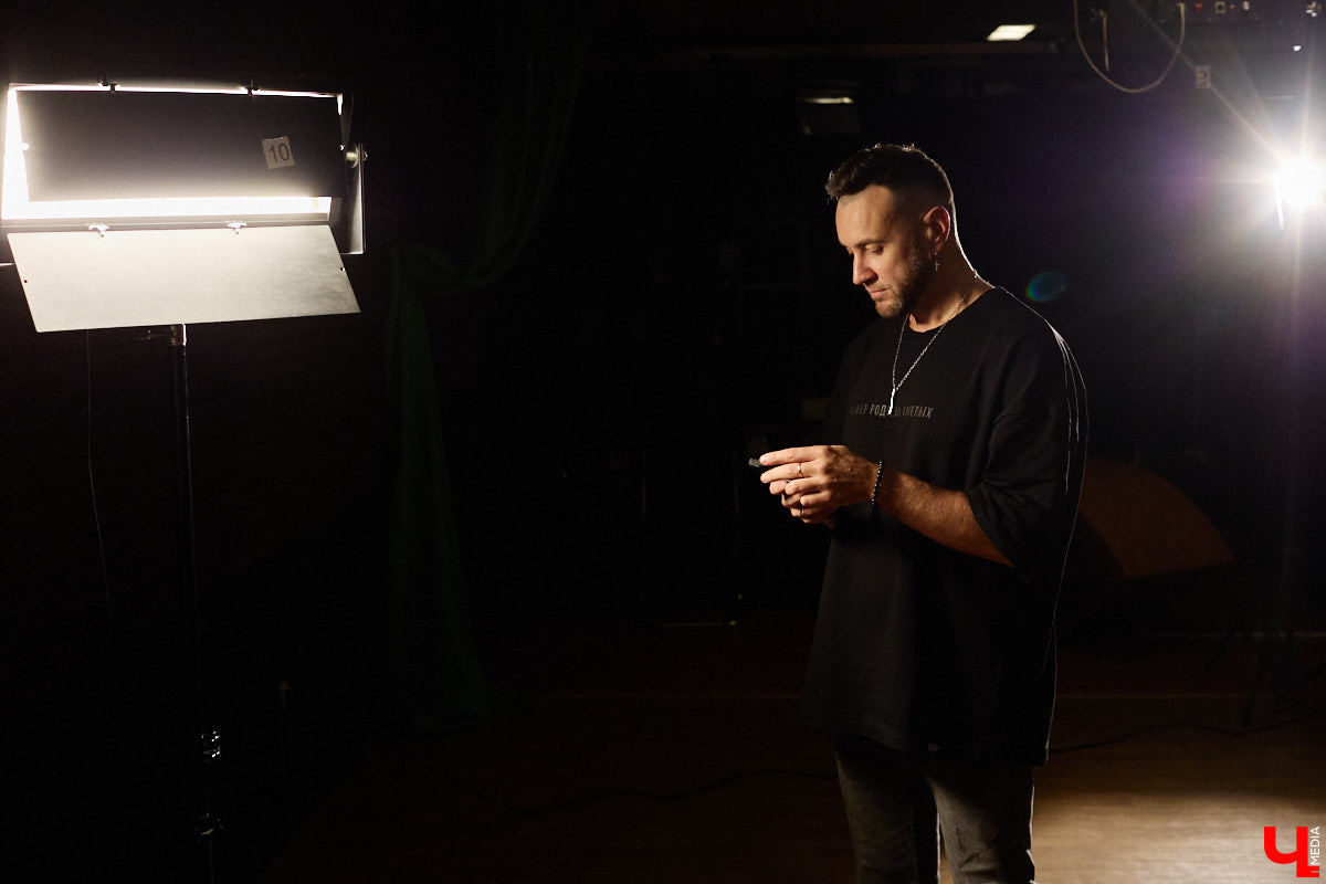 No Hopes, он же Александр Горбатюк, — диджей и музыкальный продюсер, ранее известный на мировой электронной сцене как Саня Шелест. Его треки звучат в клубах и на радиостанциях по всей планете, они появлялись в сетах Armin Van Buuren и Don Diablo. Спустя почти 10 лет с последнего интервью у «Ключ-Медиа» появилась возможность вновь с глазу на глаз пообщаться со звездой.