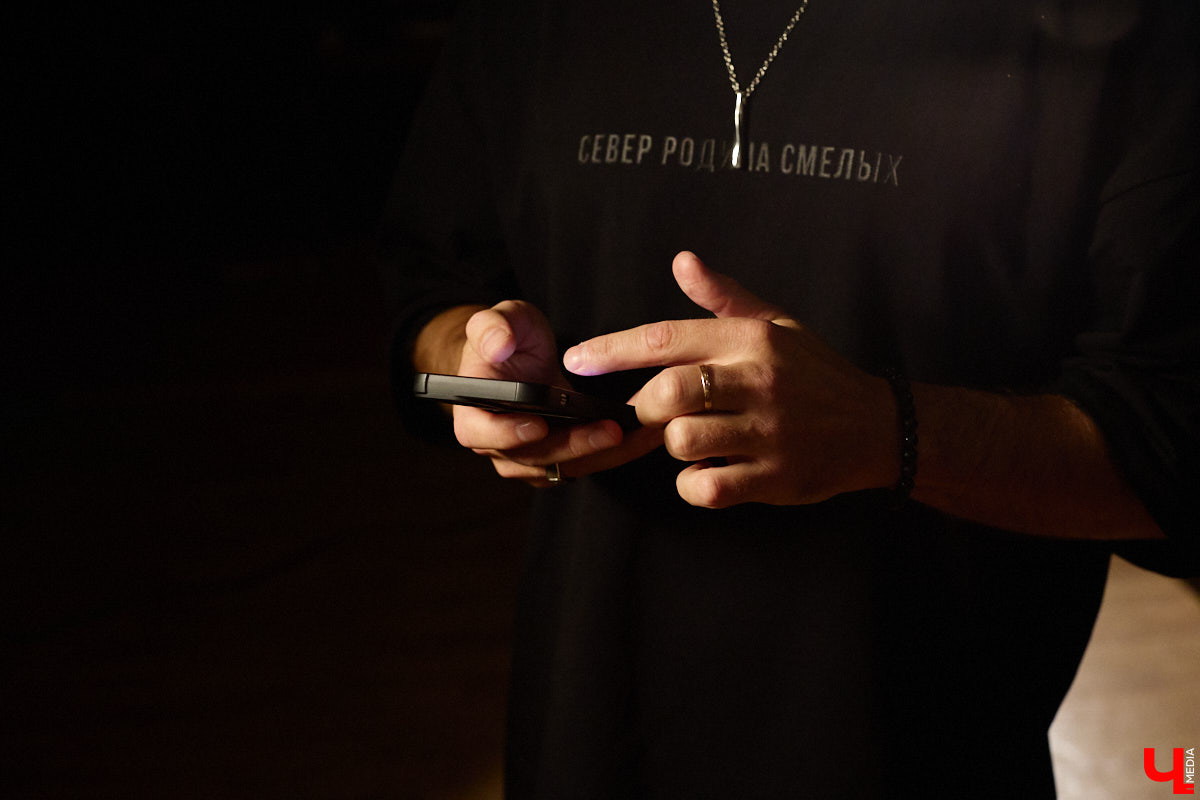 No Hopes, он же Александр Горбатюк, — диджей и музыкальный продюсер, ранее известный на мировой электронной сцене как Саня Шелест. Его треки звучат в клубах и на радиостанциях по всей планете, они появлялись в сетах Armin Van Buuren и Don Diablo. Спустя почти 10 лет с последнего интервью у «Ключ-Медиа» появилась возможность вновь с глазу на глаз пообщаться со звездой.