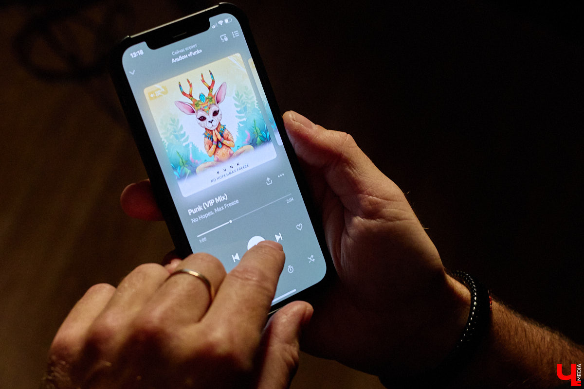 No Hopes, он же Александр Горбатюк, — диджей и музыкальный продюсер, ранее известный на мировой электронной сцене как Саня Шелест. Его треки звучат в клубах и на радиостанциях по всей планете, они появлялись в сетах Armin Van Buuren и Don Diablo. Спустя почти 10 лет с последнего интервью у «Ключ-Медиа» появилась возможность вновь с глазу на глаз пообщаться со звездой.