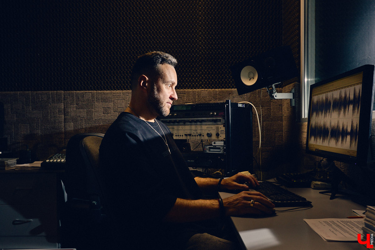 No Hopes, он же Александр Горбатюк, — диджей и музыкальный продюсер, ранее известный на мировой электронной сцене как Саня Шелест. Его треки звучат в клубах и на радиостанциях по всей планете, они появлялись в сетах Armin Van Buuren и Don Diablo. Спустя почти 10 лет с последнего интервью у «Ключ-Медиа» появилась возможность вновь с глазу на глаз пообщаться со звездой.