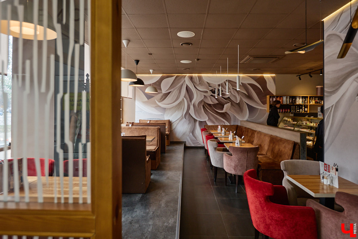 Если центр Владимира пестрит заведениями, то в других районах интересных локаций часто не хватает. Именно поэтому новость об открытии французской кондитерской De Paris на проспекте Ленина не может не радовать. Тем более что современная и атмосферная точка готова предложить гостям не только авторские сладости, выпечку и напитки, но также полноценное меню.