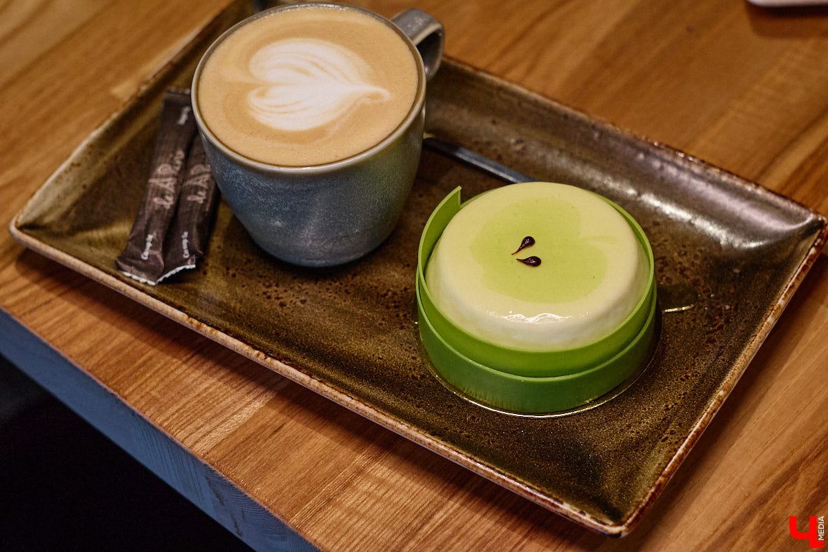 Если центр Владимира пестрит заведениями, то в других районах интересных локаций часто не хватает. Именно поэтому новость об открытии французской кондитерской De Paris на проспекте Ленина не может не радовать. Тем более что современная и атмосферная точка готова предложить гостям не только авторские сладости, выпечку и напитки, но также полноценное меню.