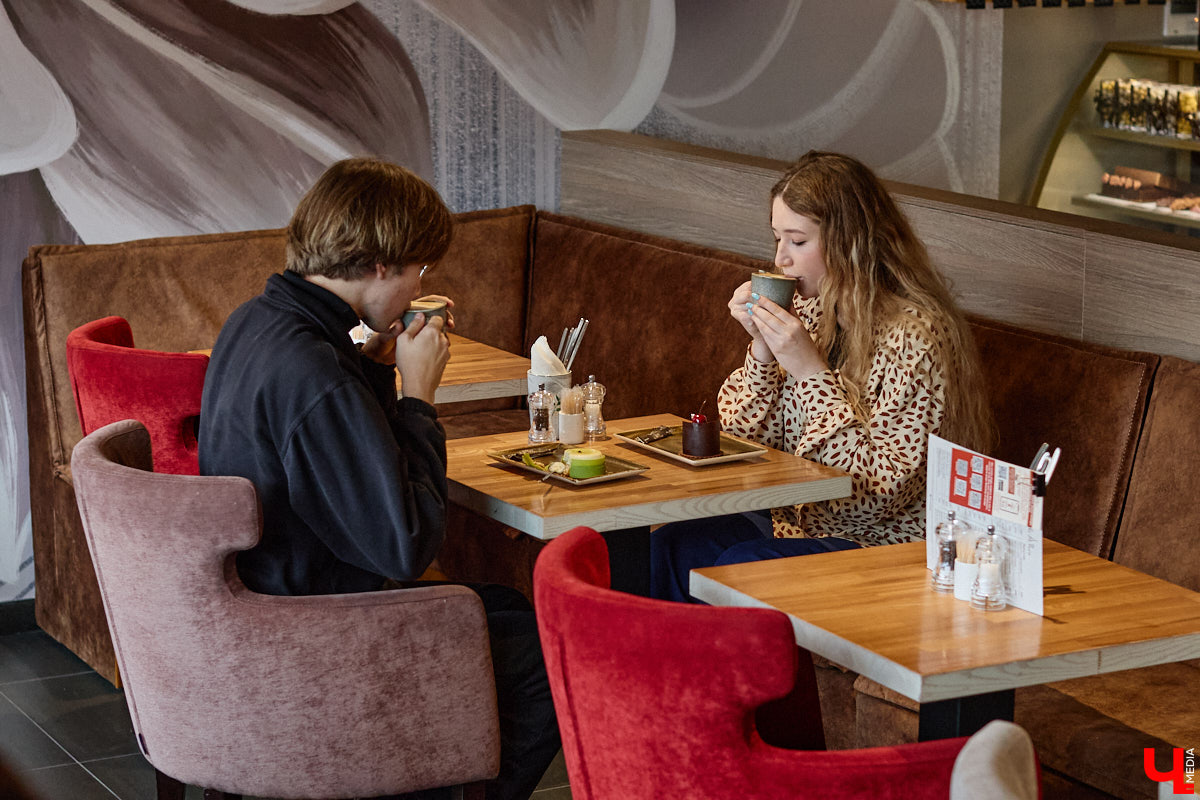 Если центр Владимира пестрит заведениями, то в других районах интересных локаций часто не хватает. Именно поэтому новость об открытии французской кондитерской De Paris на проспекте Ленина не может не радовать. Тем более что современная и атмосферная точка готова предложить гостям не только авторские сладости, выпечку и напитки, но также полноценное меню.