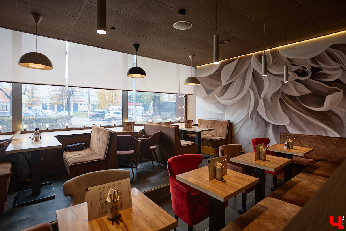 Если центр Владимира пестрит заведениями, то в других районах интересных локаций часто не хватает. Именно поэтому новость об открытии французской кондитерской De Paris на проспекте Ленина не может не радовать. Тем более что современная и атмосферная точка готова предложить гостям не только авторские сладости, выпечку и напитки, но также полноценное меню.