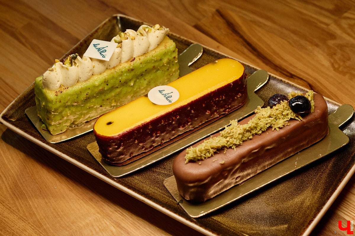 Если центр Владимира пестрит заведениями, то в других районах интересных локаций часто не хватает. Именно поэтому новость об открытии французской кондитерской De Paris на проспекте Ленина не может не радовать. Тем более что современная и атмосферная точка готова предложить гостям не только авторские сладости, выпечку и напитки, но также полноценное меню.