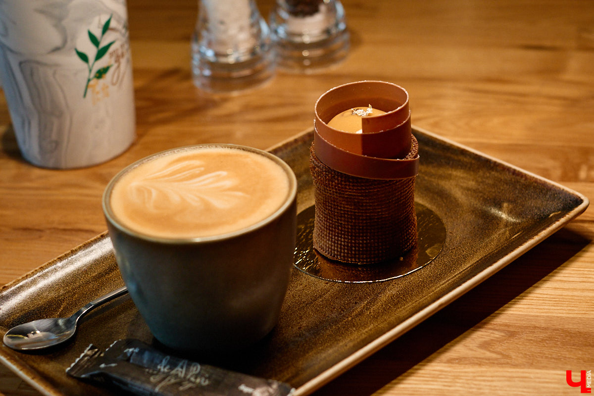 Если центр Владимира пестрит заведениями, то в других районах интересных локаций часто не хватает. Именно поэтому новость об открытии французской кондитерской De Paris на проспекте Ленина не может не радовать. Тем более что современная и атмосферная точка готова предложить гостям не только авторские сладости, выпечку и напитки, но также полноценное меню.