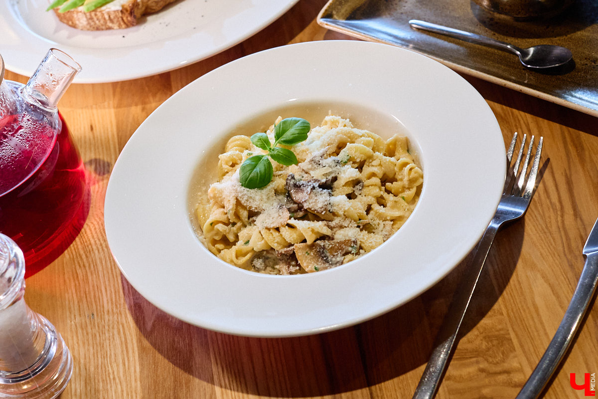 Если центр Владимира пестрит заведениями, то в других районах интересных локаций часто не хватает. Именно поэтому новость об открытии французской кондитерской De Paris на проспекте Ленина не может не радовать. Тем более что современная и атмосферная точка готова предложить гостям не только авторские сладости, выпечку и напитки, но также полноценное меню.