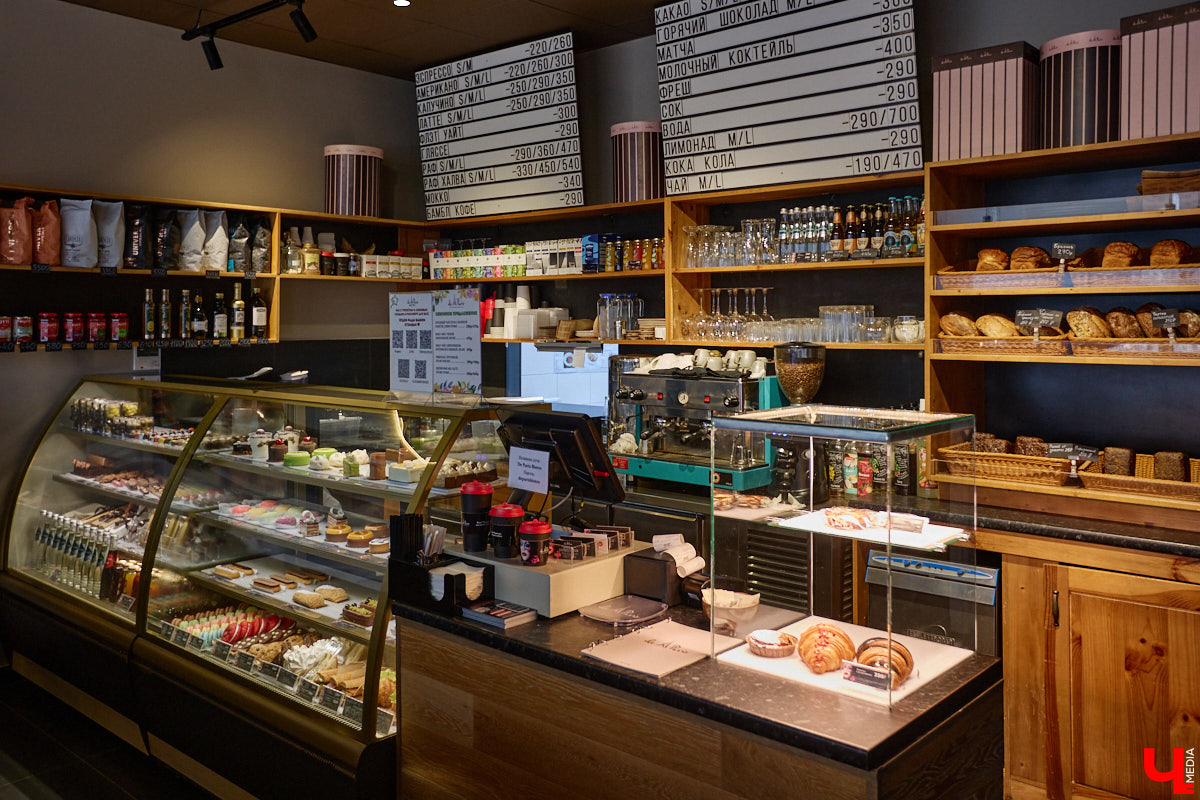 Если центр Владимира пестрит заведениями, то в других районах интересных локаций часто не хватает. Именно поэтому новость об открытии французской кондитерской De Paris на проспекте Ленина не может не радовать. Тем более что современная и атмосферная точка готова предложить гостям не только авторские сладости, выпечку и напитки, но также полноценное меню.