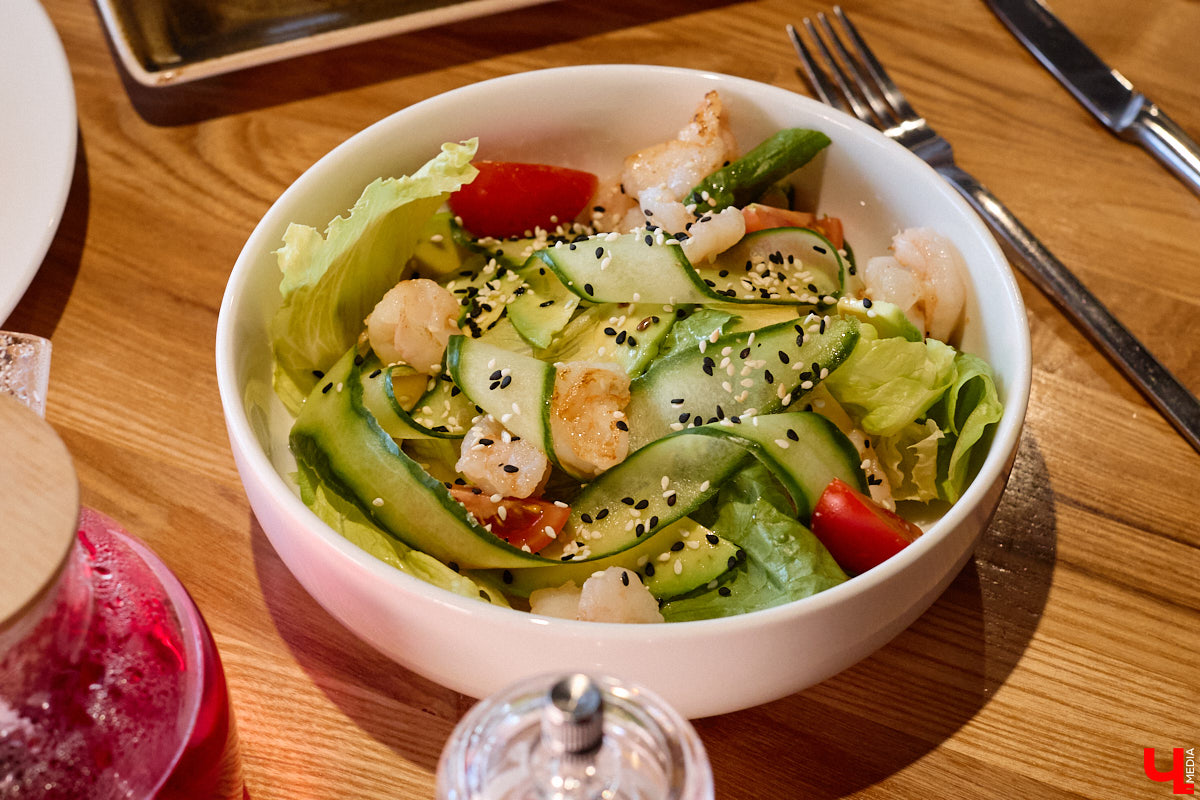 Если центр Владимира пестрит заведениями, то в других районах интересных локаций часто не хватает. Именно поэтому новость об открытии французской кондитерской De Paris на проспекте Ленина не может не радовать. Тем более что современная и атмосферная точка готова предложить гостям не только авторские сладости, выпечку и напитки, но также полноценное меню.