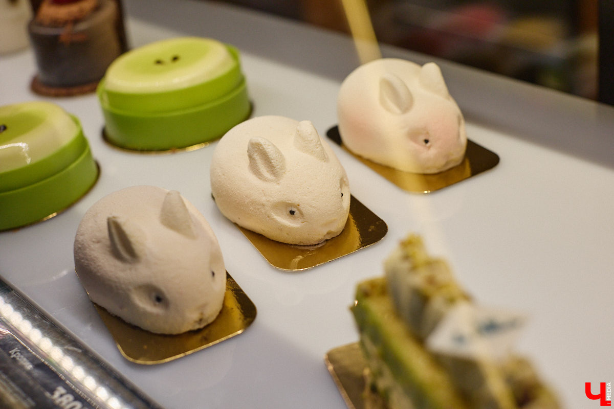 Если центр Владимира пестрит заведениями, то в других районах интересных локаций часто не хватает. Именно поэтому новость об открытии французской кондитерской De Paris на проспекте Ленина не может не радовать. Тем более что современная и атмосферная точка готова предложить гостям не только авторские сладости, выпечку и напитки, но также полноценное меню.