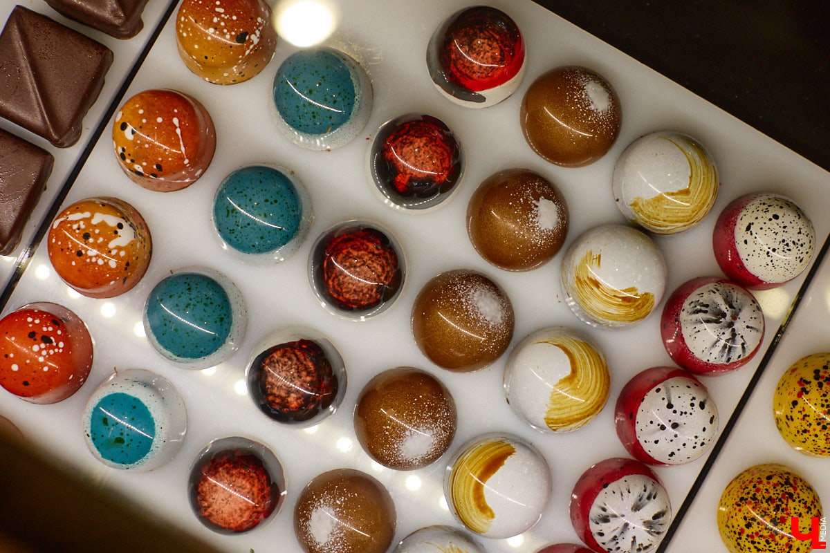 Если центр Владимира пестрит заведениями, то в других районах интересных локаций часто не хватает. Именно поэтому новость об открытии французской кондитерской De Paris на проспекте Ленина не может не радовать. Тем более что современная и атмосферная точка готова предложить гостям не только авторские сладости, выпечку и напитки, но также полноценное меню.