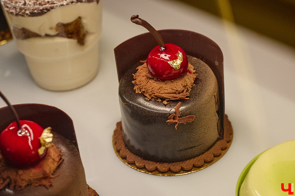 Если центр Владимира пестрит заведениями, то в других районах интересных локаций часто не хватает. Именно поэтому новость об открытии французской кондитерской De Paris на проспекте Ленина не может не радовать. Тем более что современная и атмосферная точка готова предложить гостям не только авторские сладости, выпечку и напитки, но также полноценное меню.