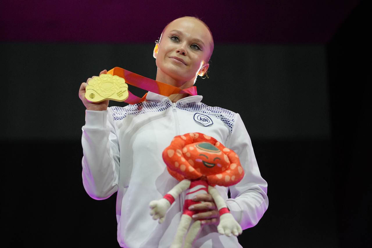 Гимнастка Ангелина Мельникова, которая в параллельном зачете представляет 33-й регион, выиграла две золотые медали на чемпионате мира в Джакарте. А звезда пауэрлифтинга Майя Филимонова стала лучшей на чемпионате Азии в Гонконге. Читайте об этих и других, не менее значимых победах владимирских спортсменов в нашем обзоре!