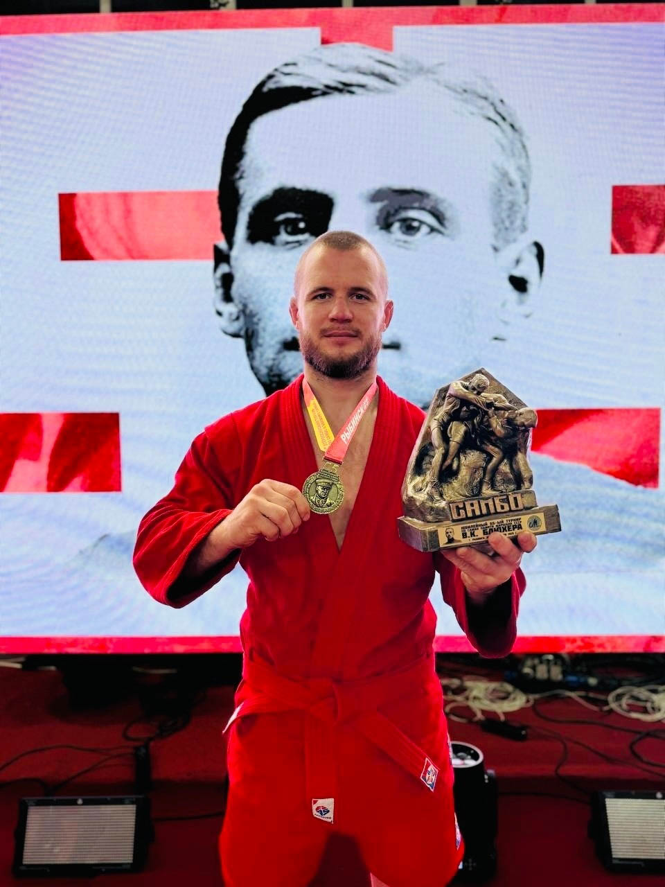 Гимнастка Ангелина Мельникова, которая в параллельном зачете представляет 33-й регион, выиграла две золотые медали на чемпионате мира в Джакарте. А звезда пауэрлифтинга Майя Филимонова стала лучшей на чемпионате Азии в Гонконге. Читайте об этих и других, не менее значимых победах владимирских спортсменов в нашем обзоре!