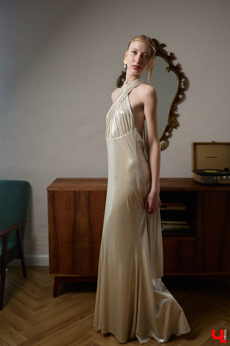 Древние греки считали красоту неотъемлемым свойством мира, а Аристотель принимал ее как проявление высшей гармонии. И если раньше мудрецы восхищались всем прекрасным, то наша героиня Софья Савельева черпает вдохновение из мифов о богинях с горы Олимп. Девушка уверена, что даже в повседневном аутфите можно отразить черты их образов.