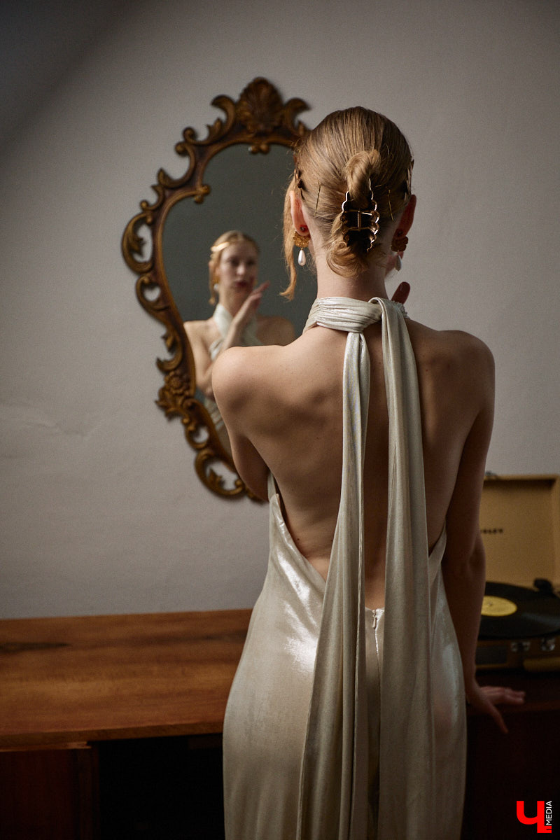 Древние греки считали красоту неотъемлемым свойством мира, а Аристотель принимал ее как проявление высшей гармонии. И если раньше мудрецы восхищались всем прекрасным, то наша героиня Софья Савельева черпает вдохновение из мифов о богинях с горы Олимп. Девушка уверена, что даже в повседневном аутфите можно отразить черты их образов.