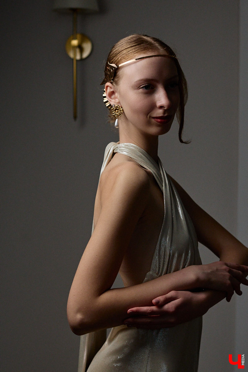 Древние греки считали красоту неотъемлемым свойством мира, а Аристотель принимал ее как проявление высшей гармонии. И если раньше мудрецы восхищались всем прекрасным, то наша героиня Софья Савельева черпает вдохновение из мифов о богинях с горы Олимп. Девушка уверена, что даже в повседневном аутфите можно отразить черты их образов.