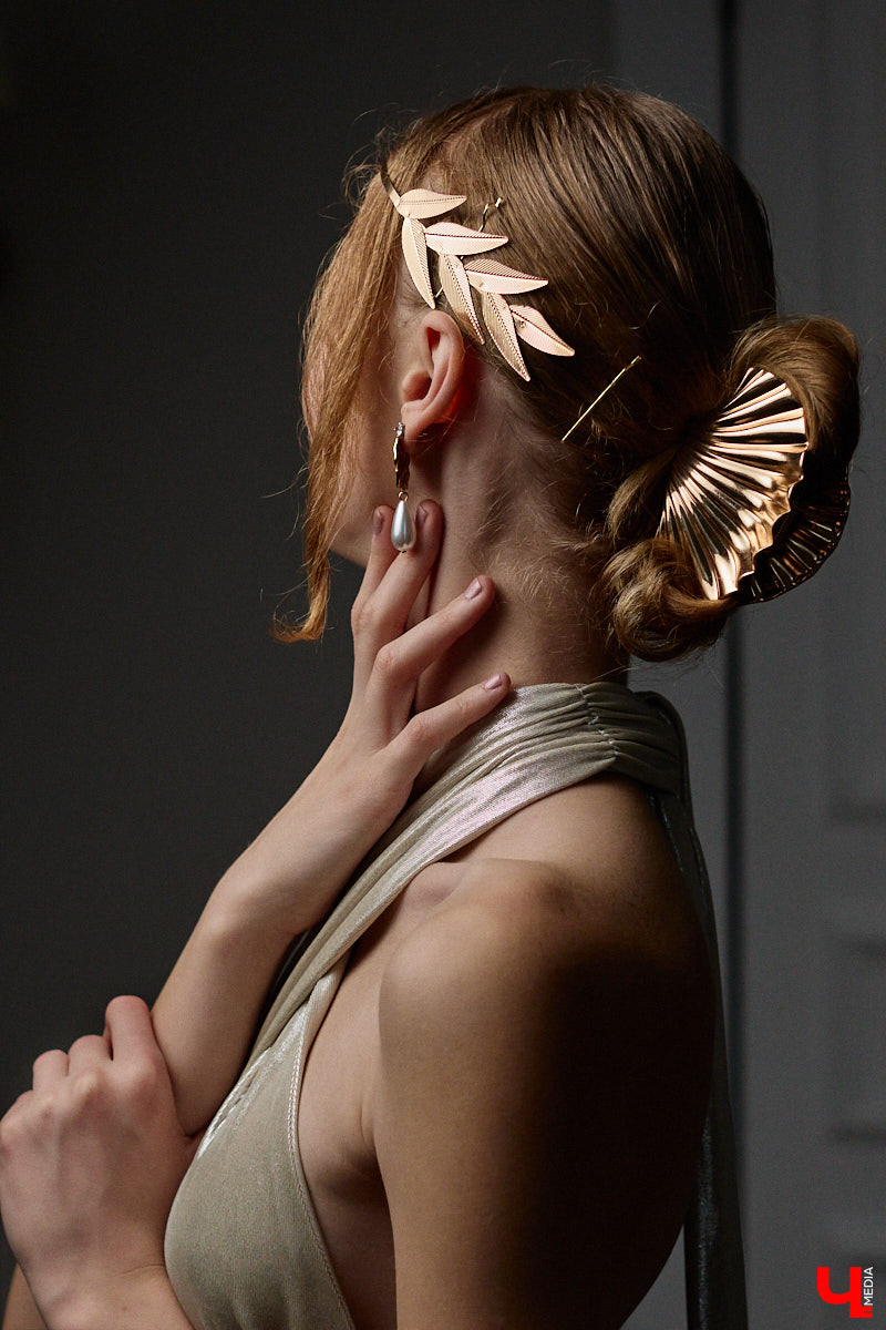 Древние греки считали красоту неотъемлемым свойством мира, а Аристотель принимал ее как проявление высшей гармонии. И если раньше мудрецы восхищались всем прекрасным, то наша героиня Софья Савельева черпает вдохновение из мифов о богинях с горы Олимп. Девушка уверена, что даже в повседневном аутфите можно отразить черты их образов.