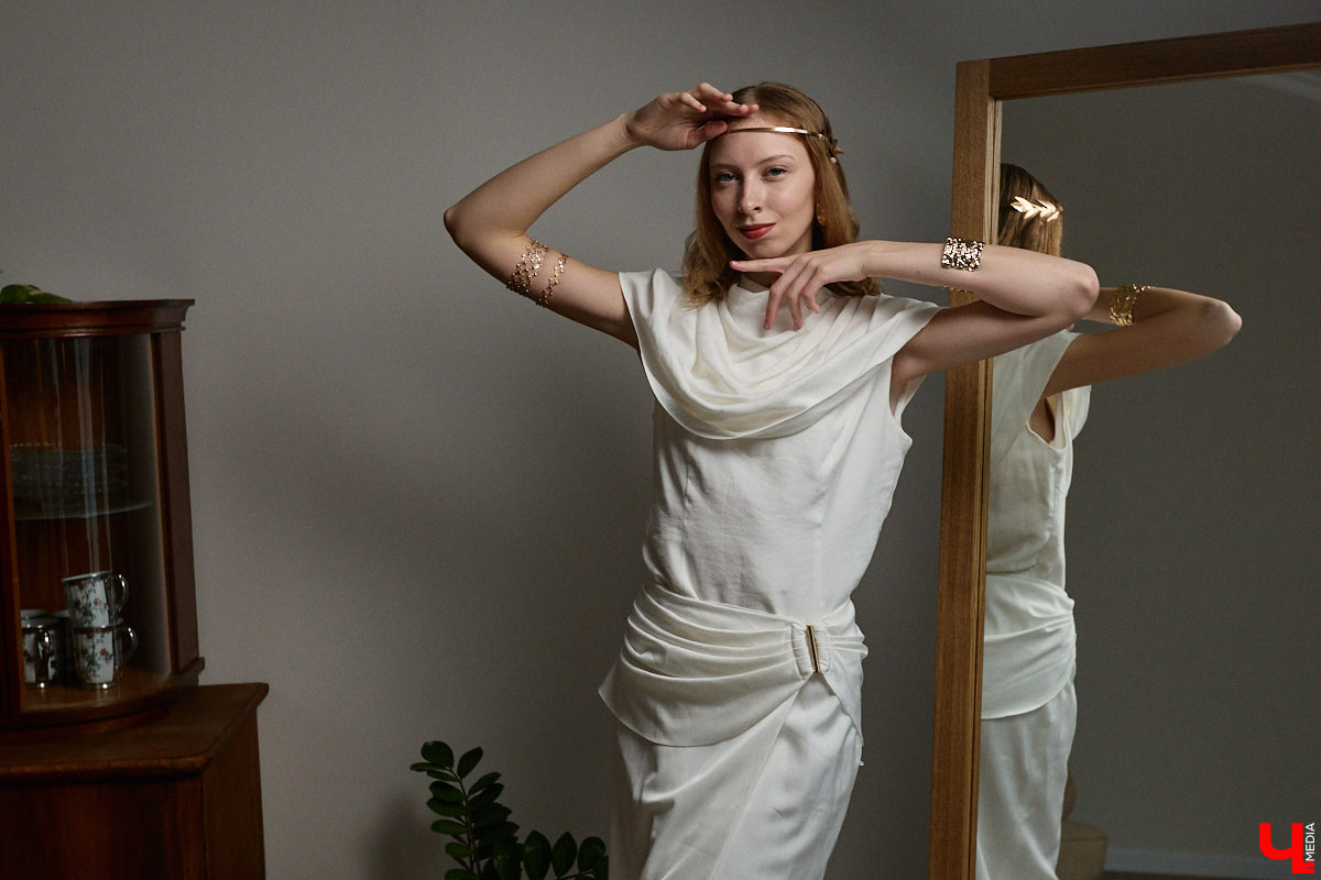 Древние греки считали красоту неотъемлемым свойством мира, а Аристотель принимал ее как проявление высшей гармонии. И если раньше мудрецы восхищались всем прекрасным, то наша героиня Софья Савельева черпает вдохновение из мифов о богинях с горы Олимп. Девушка уверена, что даже в повседневном аутфите можно отразить черты их образов.