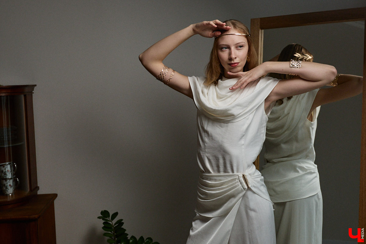 Древние греки считали красоту неотъемлемым свойством мира, а Аристотель принимал ее как проявление высшей гармонии. И если раньше мудрецы восхищались всем прекрасным, то наша героиня Софья Савельева черпает вдохновение из мифов о богинях с горы Олимп. Девушка уверена, что даже в повседневном аутфите можно отразить черты их образов.