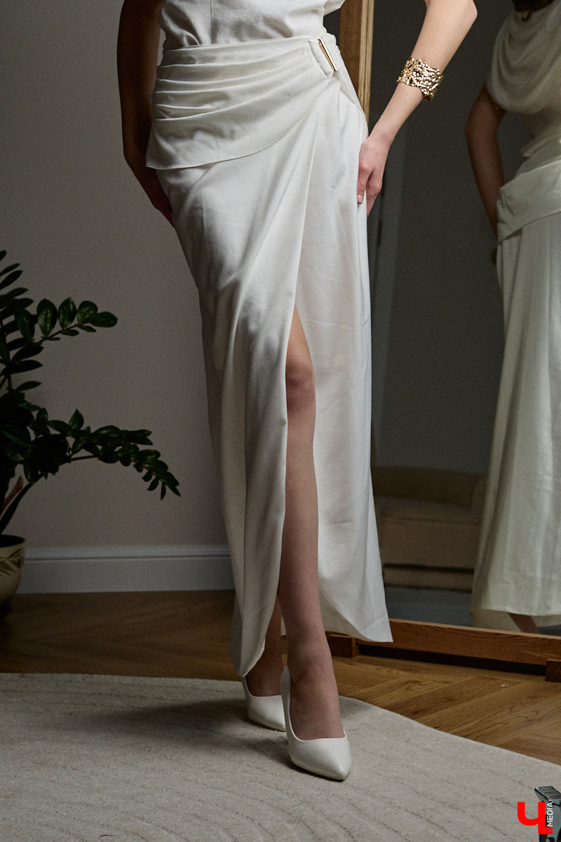 Древние греки считали красоту неотъемлемым свойством мира, а Аристотель принимал ее как проявление высшей гармонии. И если раньше мудрецы восхищались всем прекрасным, то наша героиня Софья Савельева черпает вдохновение из мифов о богинях с горы Олимп. Девушка уверена, что даже в повседневном аутфите можно отразить черты их образов.