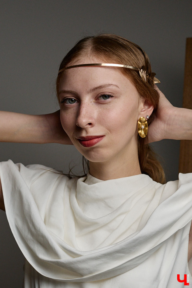 Древние греки считали красоту неотъемлемым свойством мира, а Аристотель принимал ее как проявление высшей гармонии. И если раньше мудрецы восхищались всем прекрасным, то наша героиня Софья Савельева черпает вдохновение из мифов о богинях с горы Олимп. Девушка уверена, что даже в повседневном аутфите можно отразить черты их образов.