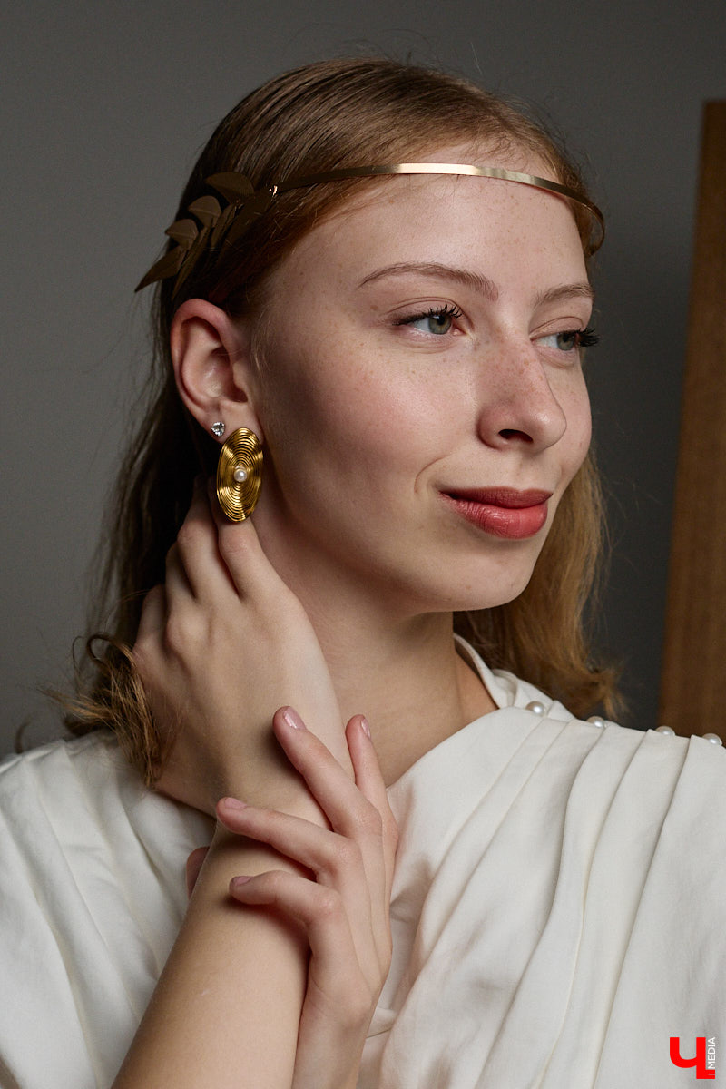 Древние греки считали красоту неотъемлемым свойством мира, а Аристотель принимал ее как проявление высшей гармонии. И если раньше мудрецы восхищались всем прекрасным, то наша героиня Софья Савельева черпает вдохновение из мифов о богинях с горы Олимп. Девушка уверена, что даже в повседневном аутфите можно отразить черты их образов.