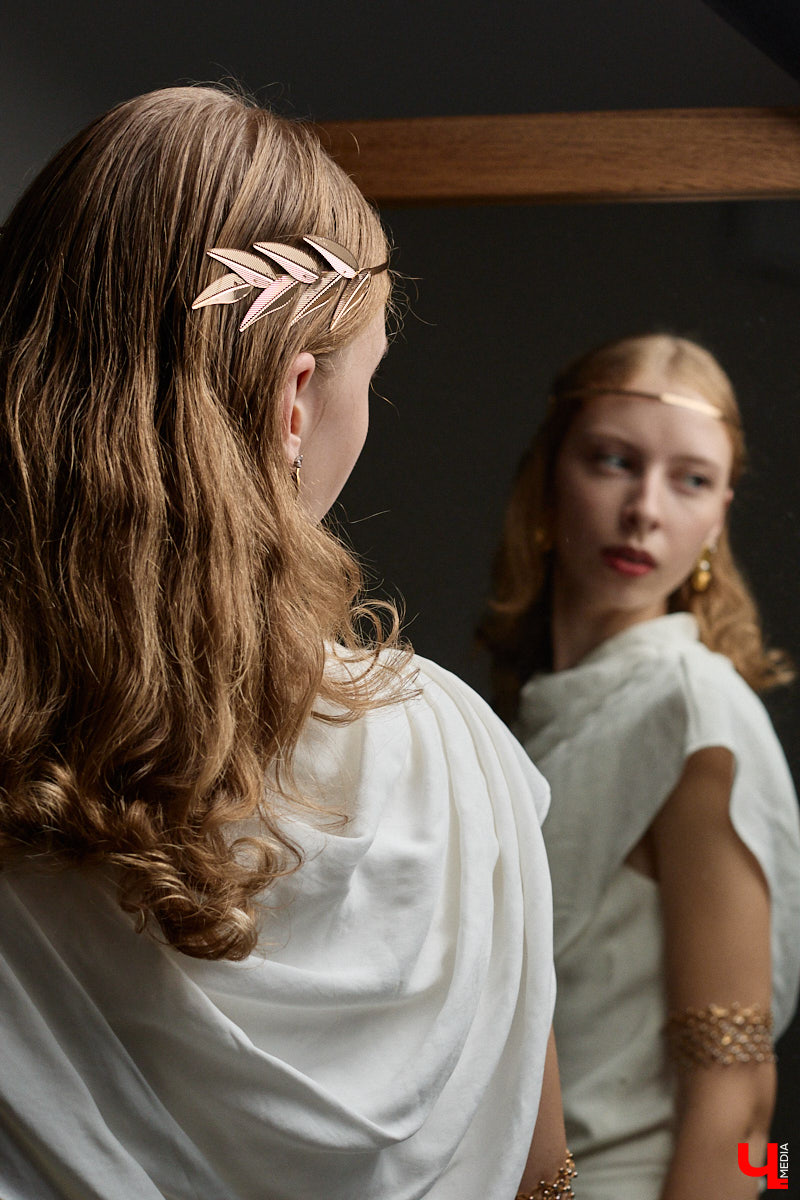 Древние греки считали красоту неотъемлемым свойством мира, а Аристотель принимал ее как проявление высшей гармонии. И если раньше мудрецы восхищались всем прекрасным, то наша героиня Софья Савельева черпает вдохновение из мифов о богинях с горы Олимп. Девушка уверена, что даже в повседневном аутфите можно отразить черты их образов.