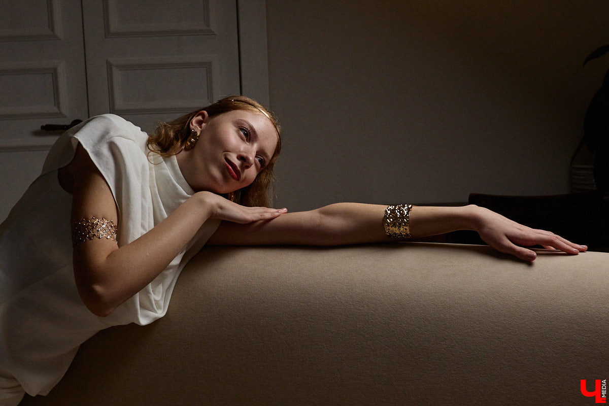 Древние греки считали красоту неотъемлемым свойством мира, а Аристотель принимал ее как проявление высшей гармонии. И если раньше мудрецы восхищались всем прекрасным, то наша героиня Софья Савельева черпает вдохновение из мифов о богинях с горы Олимп. Девушка уверена, что даже в повседневном аутфите можно отразить черты их образов.