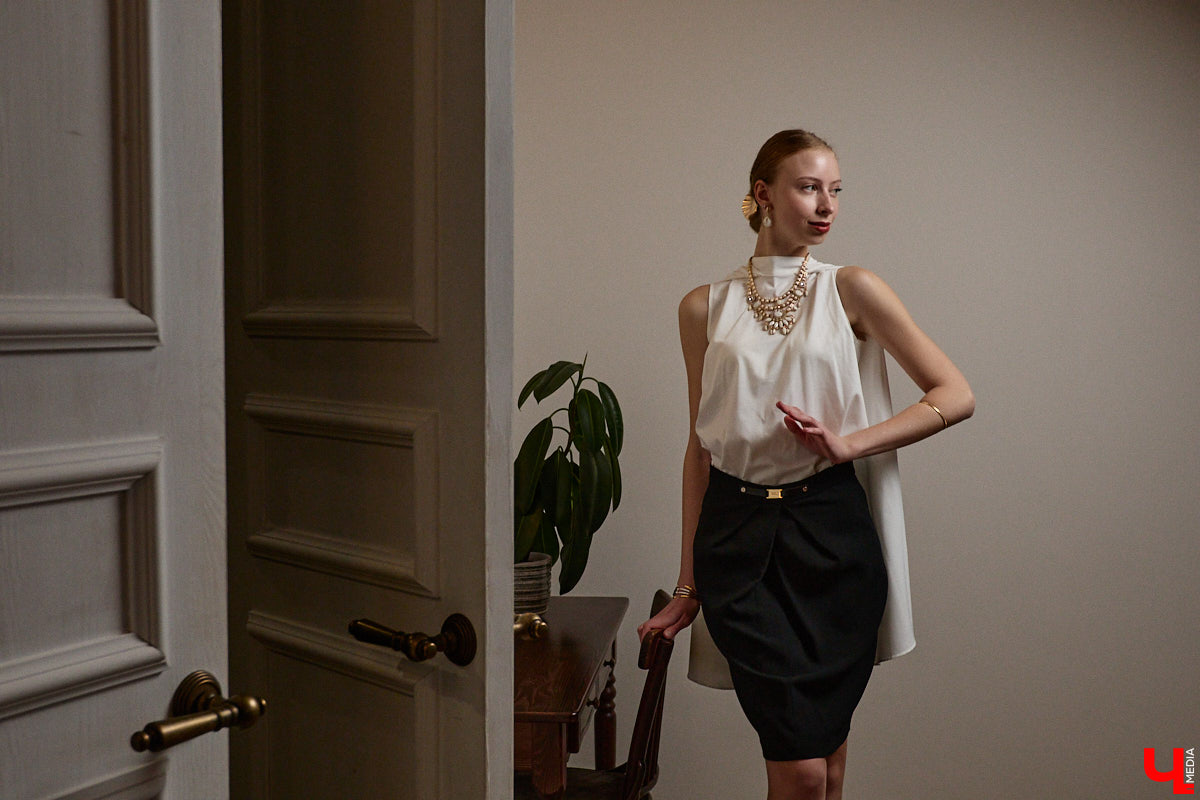 Древние греки считали красоту неотъемлемым свойством мира, а Аристотель принимал ее как проявление высшей гармонии. И если раньше мудрецы восхищались всем прекрасным, то наша героиня Софья Савельева черпает вдохновение из мифов о богинях с горы Олимп. Девушка уверена, что даже в повседневном аутфите можно отразить черты их образов.