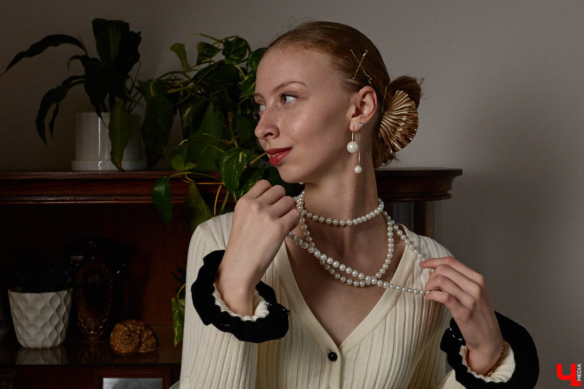 Древние греки считали красоту неотъемлемым свойством мира, а Аристотель принимал ее как проявление высшей гармонии. И если раньше мудрецы восхищались всем прекрасным, то наша героиня Софья Савельева черпает вдохновение из мифов о богинях с горы Олимп. Девушка уверена, что даже в повседневном аутфите можно отразить черты их образов.