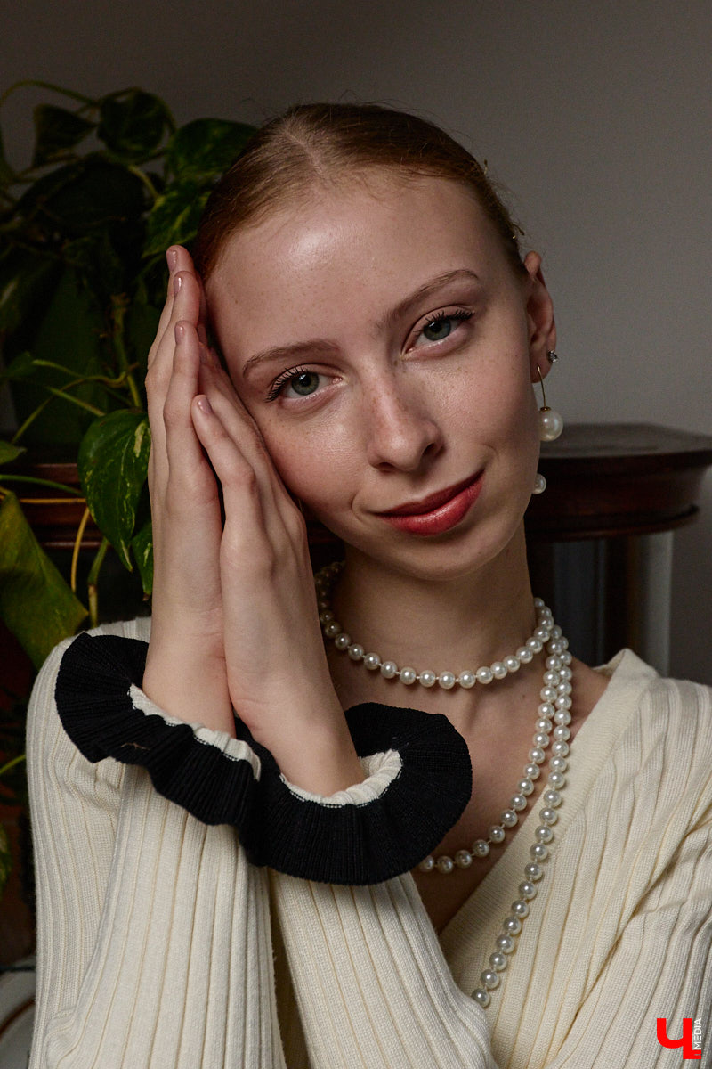 Древние греки считали красоту неотъемлемым свойством мира, а Аристотель принимал ее как проявление высшей гармонии. И если раньше мудрецы восхищались всем прекрасным, то наша героиня Софья Савельева черпает вдохновение из мифов о богинях с горы Олимп. Девушка уверена, что даже в повседневном аутфите можно отразить черты их образов.