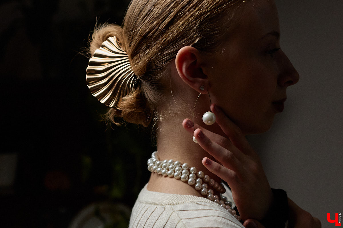 Древние греки считали красоту неотъемлемым свойством мира, а Аристотель принимал ее как проявление высшей гармонии. И если раньше мудрецы восхищались всем прекрасным, то наша героиня Софья Савельева черпает вдохновение из мифов о богинях с горы Олимп. Девушка уверена, что даже в повседневном аутфите можно отразить черты их образов.